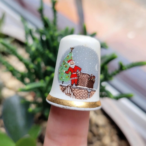 Vintage Santa Claus Finsbury Fine Bone China Thimble - Picture 1 of 7